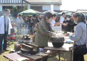 釜で炊いた新米を、多くの来場者が味わったしただ米フェス=三条市南五百川
