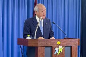 記者会見する自民党の鈴木幹事長=16日午前、東京・永田町の党本部