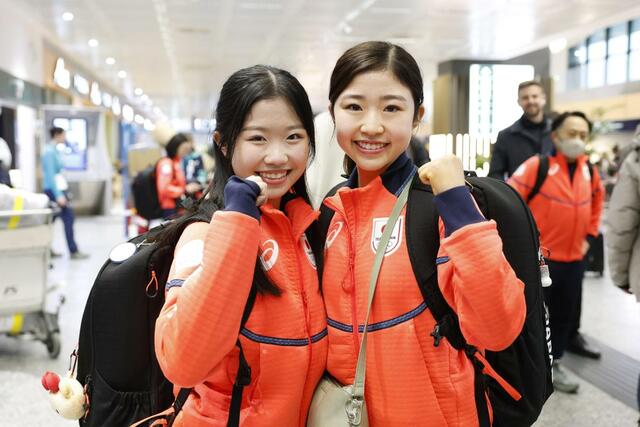 イタリア・ミラノのマルペンサ空港に到着した中井亜美（左）と千葉百音＝１０日（共同）