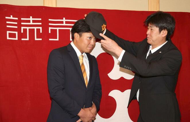 巨人と仮契約を結んだ知念大成(左)と、巨人の斉藤宜之担当スカウト=新潟市中央区