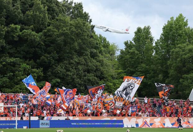 福岡－新潟　試合前、選手を鼓舞する新潟サポーター。福岡のホームスタジアムは福岡空港のすぐそばだ＝６月２１日、福岡市のベスト電器スタジアム