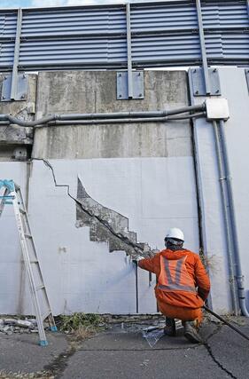 強い地震があった青森県八戸市で道路を点検する作業員＝９日午前１１時５分