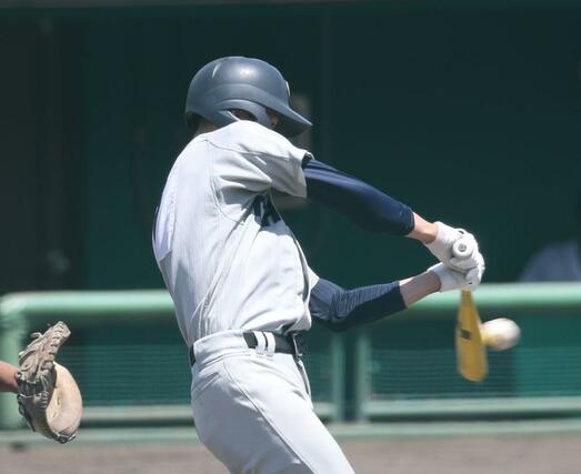 中越－長岡工　４回中越、無死一、三塁　渡邊櫂史が適時二塁打を放ち先制＝７月１９日、悠久山球場