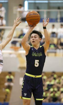 正智深谷－帝京長岡　シュートを放つ帝京長岡の主将、佐藤汰頼＝７月２９日、岡山市