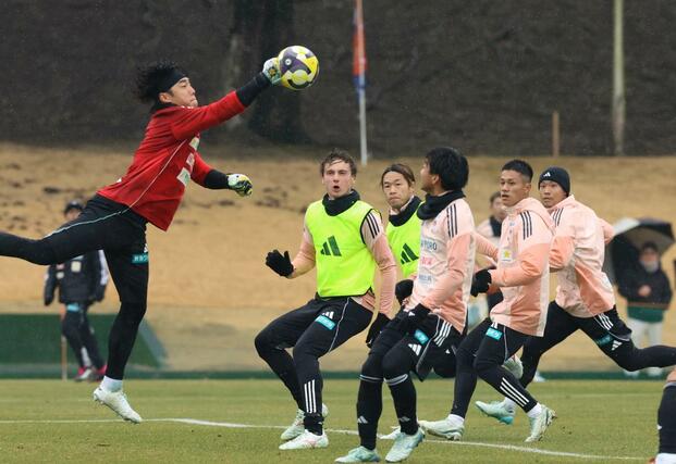 気迫のこもった練習に励むGK田代琉我(左)