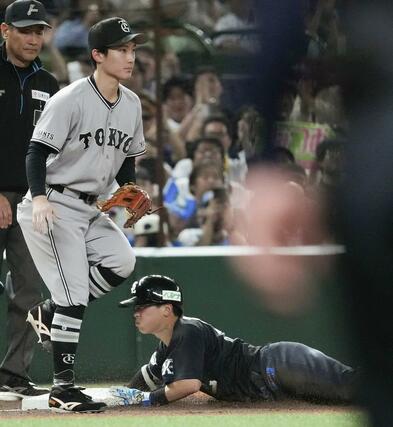 8回西武2死二塁、適時三塁打を放ち塁に滑り込む西武・滝沢。三塁手浦田=ベルーナドーム