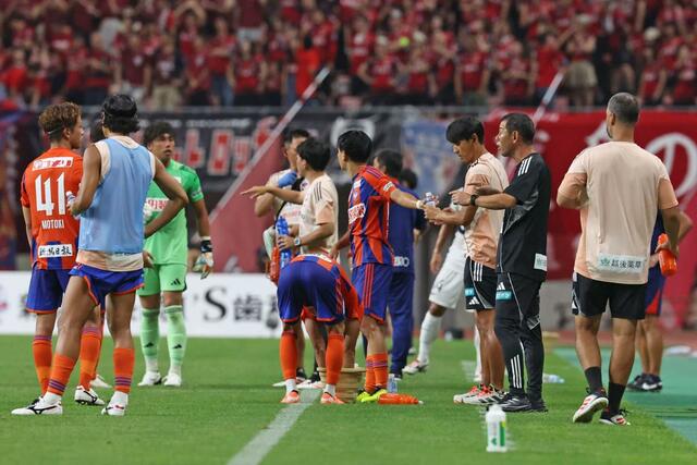 新潟-鹿島 前半、選手に声がけする入江徹監督(右)=ビッグスワン