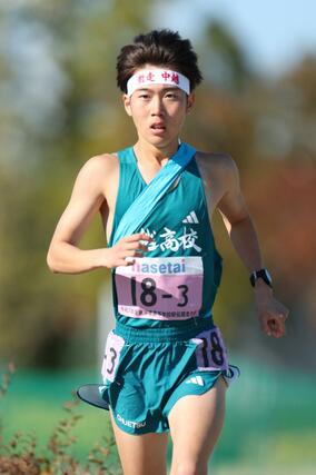 安定した走りを見せる中越の３区保坂玲弥＝新潟市中央区