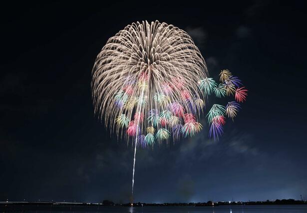 夜空を華やかに彩った阿賀野川ござれや花火＝２５日、新潟市北区
