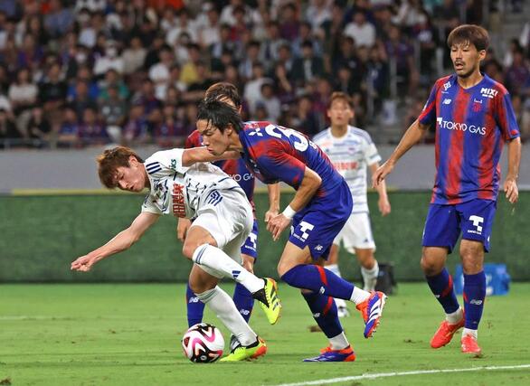 ＦＣ東京ー新潟　後半、ゴール前で競り合うＦＷ長倉幹樹＝国立競技場
