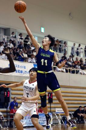 鳥取城北－帝京長岡　第２クオーター、帝京長岡の小笠原立騎がシュートを決め２０－３２＝岡山市