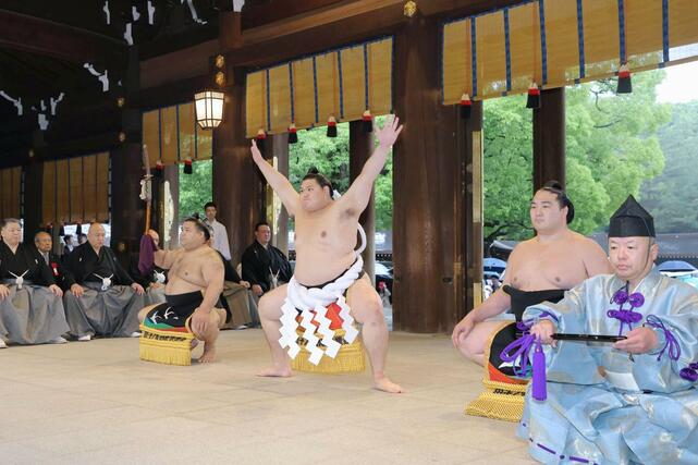 奉納土俵入りを披露する横綱大の里。太刀持ち高安（左）、露払い竜電（右）＝３０日、東京都渋谷区の明治神宮（代表撮影）