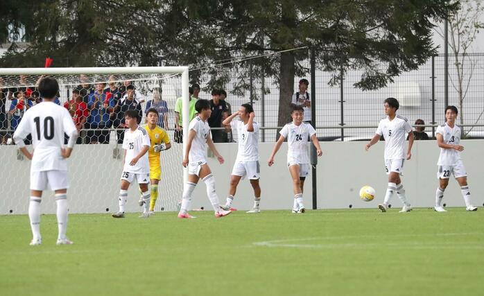 阪南大－新潟医福大　後半追加タイム、ＦＫから失点し、肩を落とす新潟医福大の選手たち＝いわスタ