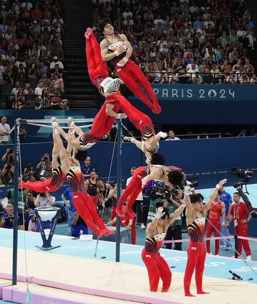 男子個人総合決勝　最終種目の鉄棒で着地を決める岡慎之助の連続合成写真（左から右へ）＝パリ（共同）