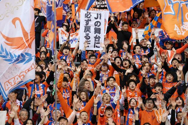 試合前、選手を鼓舞する新潟サポーター＝ビッグスワン