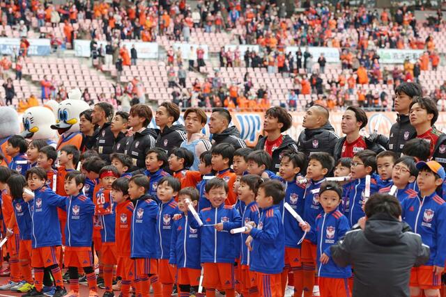 試合終了後、ホームでの勝利をサポーターとともに喜ぶ選手=ビッグスワン