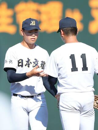 中越－日本文理　５回、日本文理の先発室橋琉翔（右）が有田弘輝の救援を仰ぐ＝三条パール