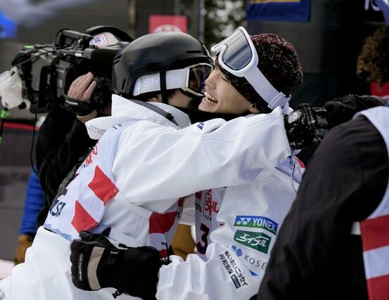 スノーボードＷ杯男子ハーフパイプ第２戦で、２位の戸塚優斗（左）と健闘をたたえ合う優勝した山田琉聖＝コッパーマウンテン（共同）