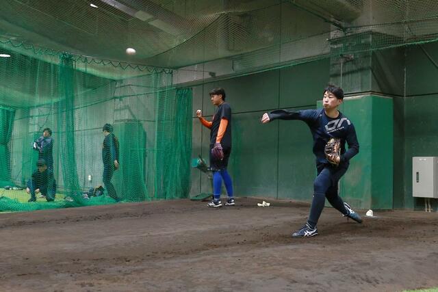 春季キャンプ前、合同自主トレーニングに励むオイシックス新潟ＢＣの選手たち＝３０日、ハードオフ・エコスタジアム