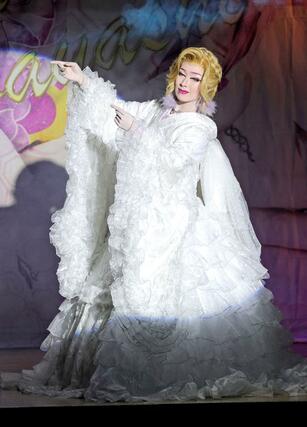 第２部の舞踊ショー。豪華絢爛（けんらん）な衣装も見どころの一つだ
