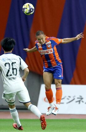 後半、ヘディングで跳ね返す早川史哉＝ビッグスワン