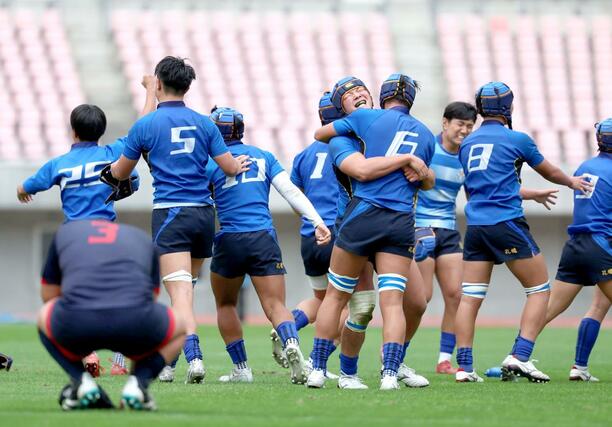 開志国際－北越　優勝が決まり、抱き合って喜ぶ北越の選手たち＝ビッグスワン