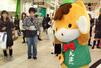 JR高崎駅に登場した群馬県のキャラクター「ぐんまちゃん」=2012年