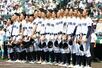 甲子園初出場で逆転勝利し、校歌を歌う新潟産業大付属高の選手ら=8月9日、兵庫県西宮市の甲子園球場