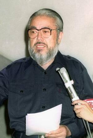 　１９９１年９月、雲仙・普賢岳噴火災害の警戒区域について説明する鐘ケ江管一さん。「ひげの市長」として全国的に知られた＝長崎県島原市役所