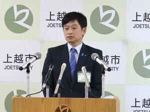 定例会見で質問に答える中川幹太市長=9月30日、上越市役所
