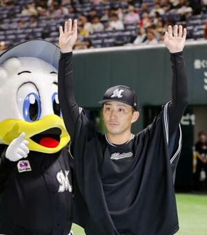 8回2失点で5勝目を挙げ声援に応えるロッテ・小島=みずほペイペイドーム
