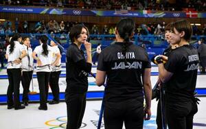 日本―韓国 同点で第7エンドを終え、話し合う吉村(手前左端)ら=コルティナダンペッツォ(共同)