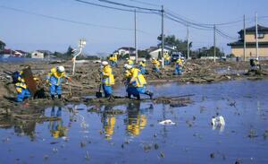 福島県南相馬市で行方不明者の捜索などに当たる新潟県警機動隊員ら＝２０１１年３月（県警提供）