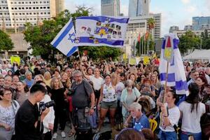 　イスラエル中部テルアビブで、パレスチナ自治区ガザの和平計画の「第１段階」合意が報じられ、喜ぶ人たち＝９日（共同）