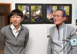 放ったアサギマダラが3000キロ以上移動したことを喜び合う清水正良さん(右)と瀧澤宏樹さん=小千谷市の清水さん宅