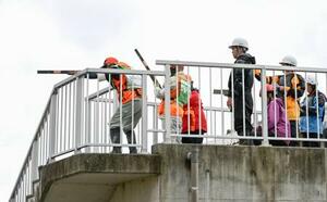 高台から模擬銃でクマを狙う訓練の参加者=16日午後、島根県益田市