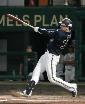 10回オリックス無死、来田が右越えに勝ち越し本塁打を放つ=沖縄セルラー