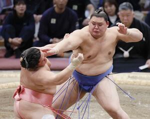 宇良(手前)を攻める大の里。押し出しで下す=福岡国際センター