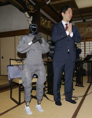 仏教経典を学習した生成AIを搭載した人型ロボット「ブッダロイド」と、開発した京都大の熊谷誠慈教授=24日午後、京都市東山区