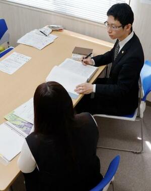 長野県公安委員会の裁定について弁護士(奥)と相談する男児の母親=4月、長野県飯田市