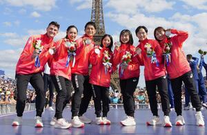 2022年北京冬季五輪フィギュアスケート団体のメダル授与式で銀メダルを手にする(左から)小松原尊、小松原美里さん、木原龍一、三浦璃来、坂本花織、鍵山優真、樋口新葉=7日、パリ(共同)
