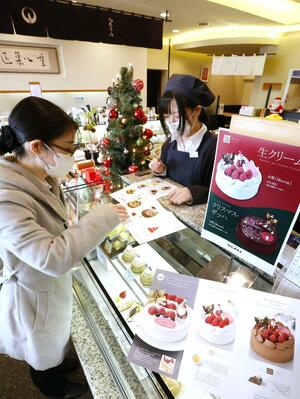 クリスマスケーキの予約を受け付ける丸屋本店の店頭=12月12日、新潟市中央区