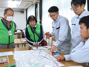 地図に印や線を書き込む柏崎工高の生徒たち=柏崎市栄町