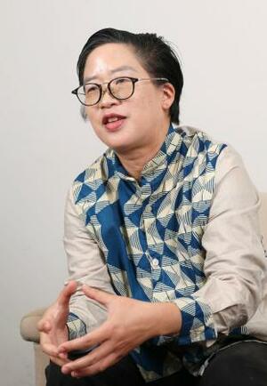 都心でスーツ姿で働くなど、広告が描く男性像は「画一的と指摘する人がいないぐらい画一的」と話す小林美香さん