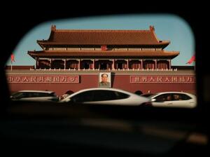 　タクシーの車窓から望む天安門。見えたのはわずかな時間だけで、人々の姿や表情はうかがい知れなかった＝２０２５年１０月、北京（共同）