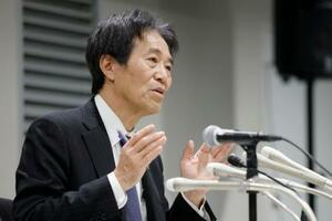 　記者会見する清算人の伊藤尚弁護士＝４日夜、東京都中央区