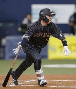 7回オリックス1死一、三塁、代打西野が右前に勝ち越し打を放つ=京セラドーム