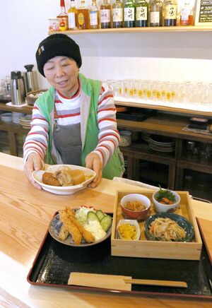 飯屋雲母の店主、仲塚なみえさん。丁寧に仕込んだ料理で来店客を明るくもてなす＝佐渡市両津夷