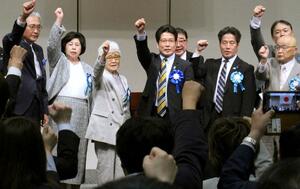 拉致問題を巡る国民大集会で、拳を突き上げ早期解決を訴える被害者家族ら=5月11日、東京都千代田区