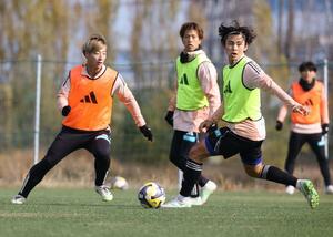 Ｊ１初出場を目指すＭＦ大竹優心（左）＝聖籠町